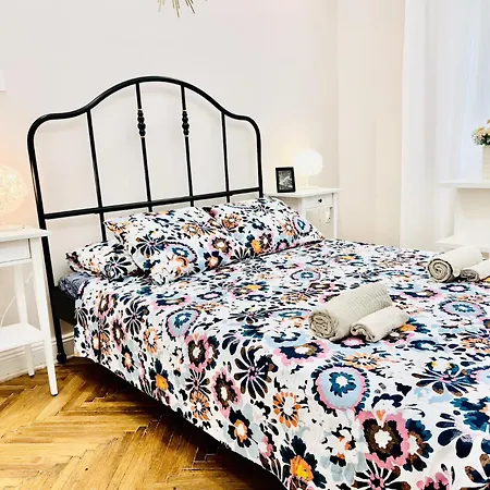 V1 Riverfront 2 Bdrm Budapeszt