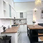 V1 Riverfront 2 Bdrm * Budapeşte