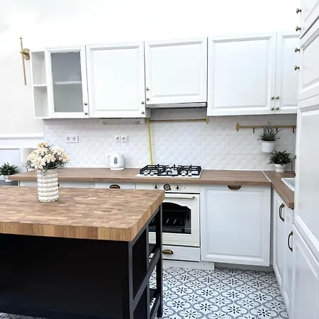 V1 Riverfront 2 Bdrm Daire *
